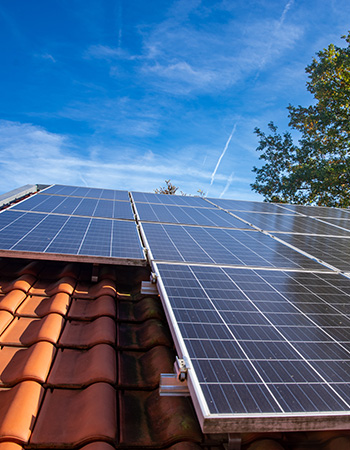 Panneau solaire sur toit résidentiel 