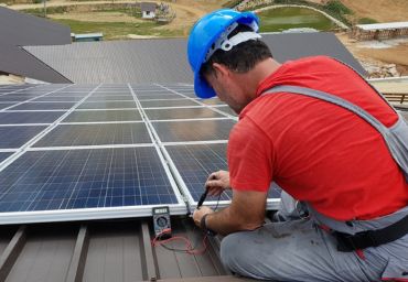 Le technicien doit être qualifié ou certifié par un organisme conventionné par l'Etat afin de bénéficier de la prime à l'autoconsommation.