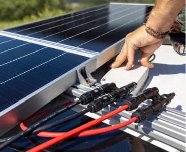 Utilisez le câble rouge de 4mm² afin de raccorder votre panneau photovoltaïque à votre onduleur solaire