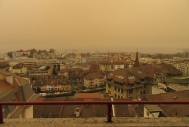 Le sirocco est un vent fort qui vient du Sahara et qui dépose de nombreux grains de sable dans le sud de la France.