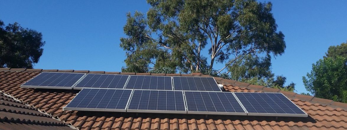 Fixez correctement vos deux panneaux solaires sur votre toit grâce à notre kit complet de vis et de connecteurs