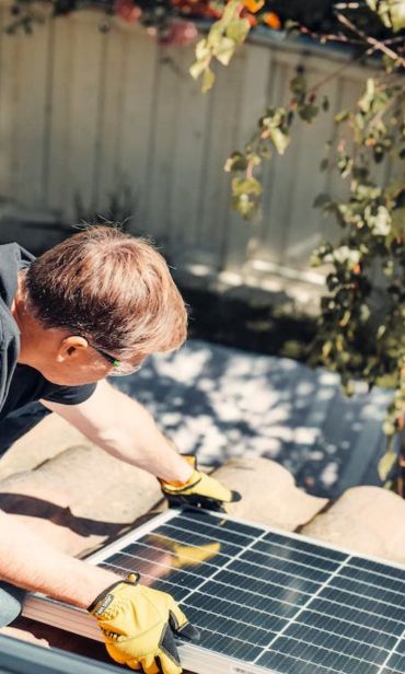 Fixer vos panneaux photovoltaïque sur votre tout grâce à notre kit spécialement conçu pour l'occasion