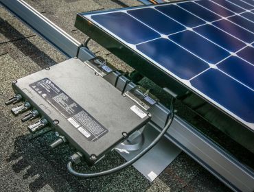 Ce kit de fixation vous permet de raccorder l'ensemble de votre installation dotée de 4 panneaux solaires