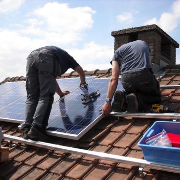 Fixez de la meilleure des manières vos panneaux solaires sur votre toit grâce au rail SingleRail conçu par K2 Systems
