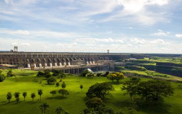 Des installations énormes visent à couvrir des zones de plus en plus grandes en électricité.