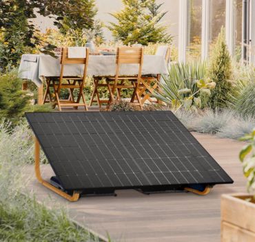 Installez ce kit panneau photovoltaïque plug and play sur votte terrasse et déplacez-le selon vos envies.