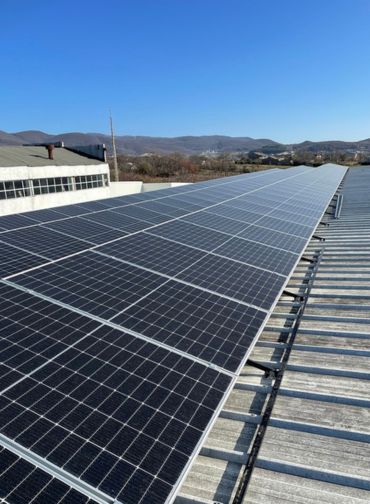 Intégration des câbles Enphase Q au sein d'une installation de panneau solaire en triphasé