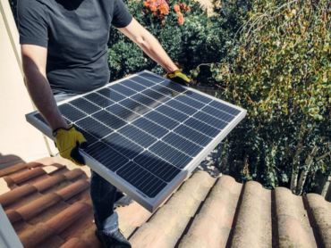 Installer des panneaux photovoltaïques sur le toit de sa maison, c'est s'assurer d'importantes économies au niveau de sa facture d'électricité à long terme.