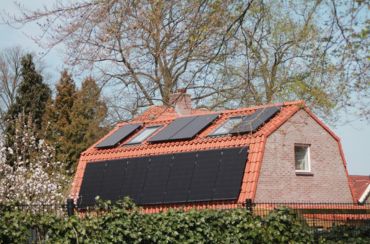 La toiture est l'endroit privilégié pour installer des panneaux solaires, car ils ne prennent pas de place sur votre terrain, et ne sont pas gênés pour capter les rayons du soleil.