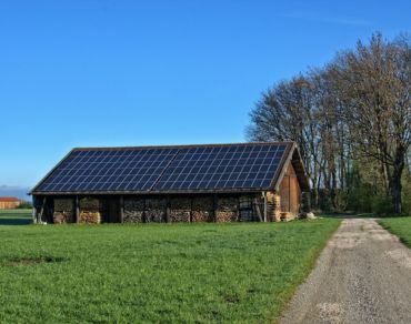 Vous pouvez même installer vos panneaux solaires sur le toit d'un entrepôt ou d'une grange pour produire votre propre électricité.