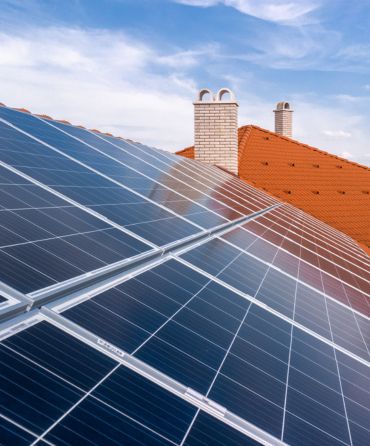 L'installation de panneaux photovoltaïques permet de produire son électricité, et de l'envoyer directement vers ses appareils électriques, comme un ordinateur ou une machine à laver.