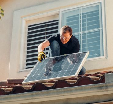 Prenez certaines de mesure de sécurité au moment de l'installation de vos panneaux photovoltaïques afin d'éviter les risques inutiles.