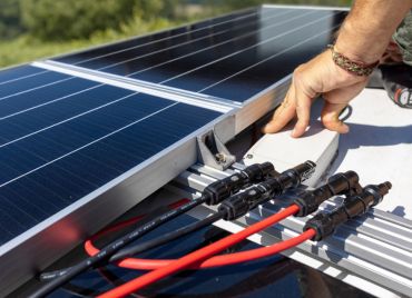 Les kits à pultiples panneaux solaires réunissent l'ensemble des équipements dont vous avez besoin pour produire votre propre énergie.