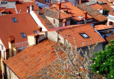 Vérifiez les caractéristiques de votre toiture et de vos tuiles si vous souhaitez installer vos panneaux sur le toit de votre maison.