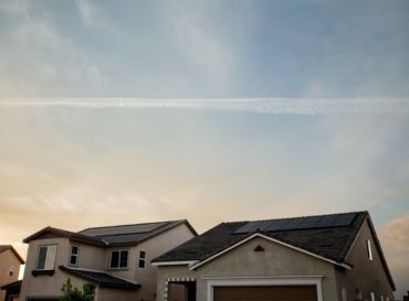 À Brignoles, l'ajout de panneaux solaires est très utile pour réaliser d'importantes économies à long terme.