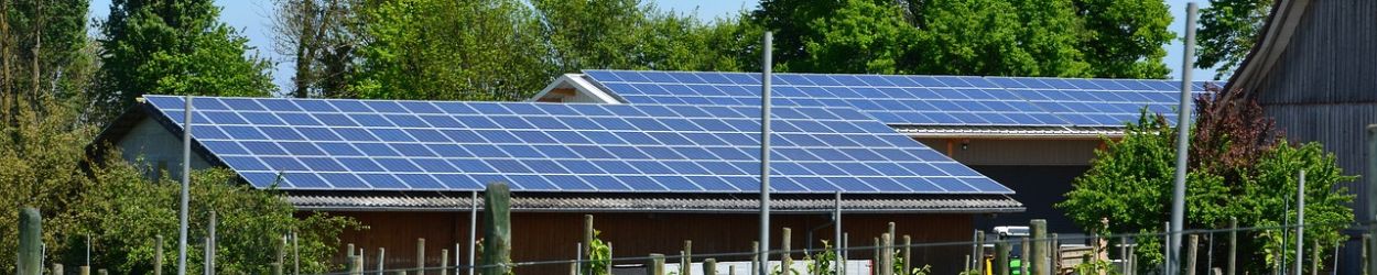 Améliorez la consommation d'énergie de votre maison ou de votre entreprise à Fréjus grâce à l'installation de panneaux photovoltaïques.