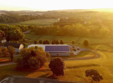 J'installe des panneaux solaires sur le toit de ma maison à La Crau.