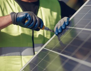 Choisissez un installateur agrée RGE près de chez vous et bénéficiez de plusieurs avantages importants pour rentabiliser rapidement l'achat de vos panneaux solaires.