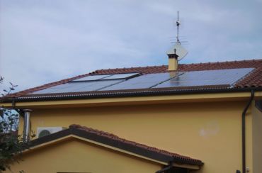 Installer des tuiles solaires sur le toit de sa maison est dans la plupart des cas moins optimal que des panneaux photovoltaïques.