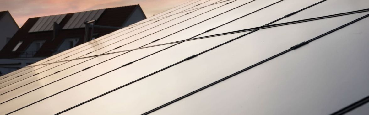 Pour la fixation de vos panneaux photovoltaïques sur toitures inclinées, priorisez la configuration polyvalente SingleRail de chez K2 Systems.