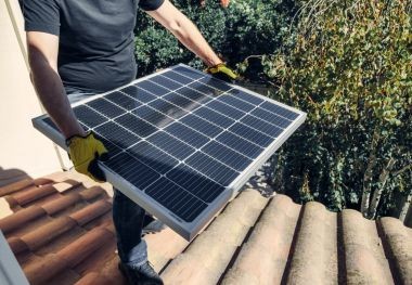 J'installe des panneaux solaires sur le toit de ma maison à Hyères